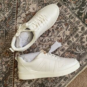 White Sneakers MIA women’s 11 NWT